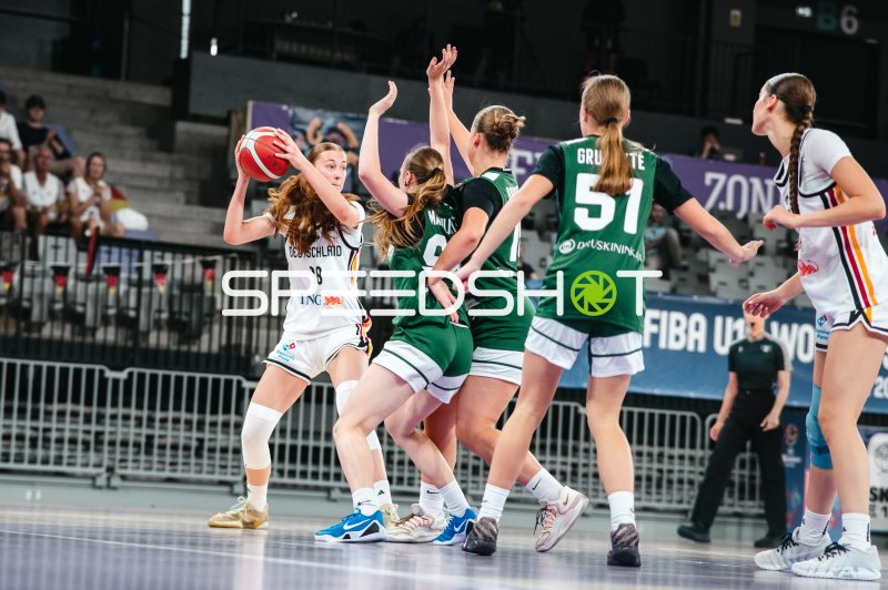 Nele Prowaznik (#18; Team Deutschland u16w 2026) im Zweikampf gegen Litauen
