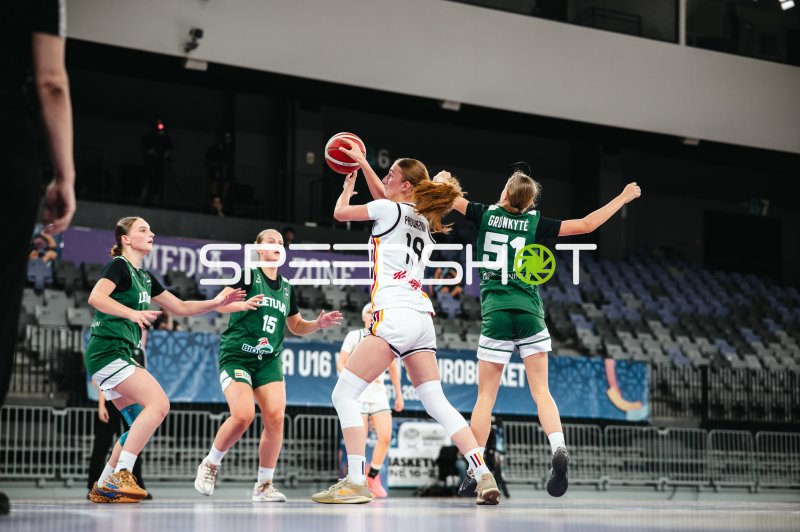 Nele Prowaznik (#18; Team Deutschland u16w) im Zweikampf gegen Kotryna Grunkyte (#51; Lithuania)
