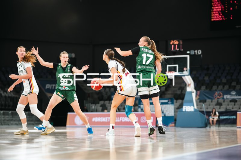 Nele Prowaznik (#18; Team Deutschland u16w 2026) unter Druck gegen Litauen