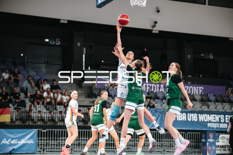 Mia Melissa Koloszar (#14; Team Deutschland u16w 2026) mit Korbleger gegen Litauen