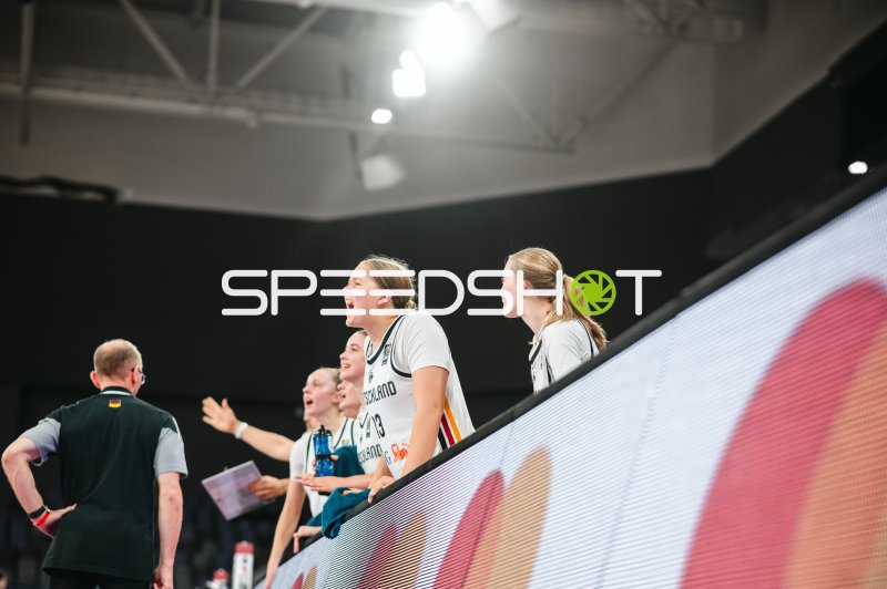 Team Deutschland u16w an der Seitenlinie mit emotionalen Reaktionen