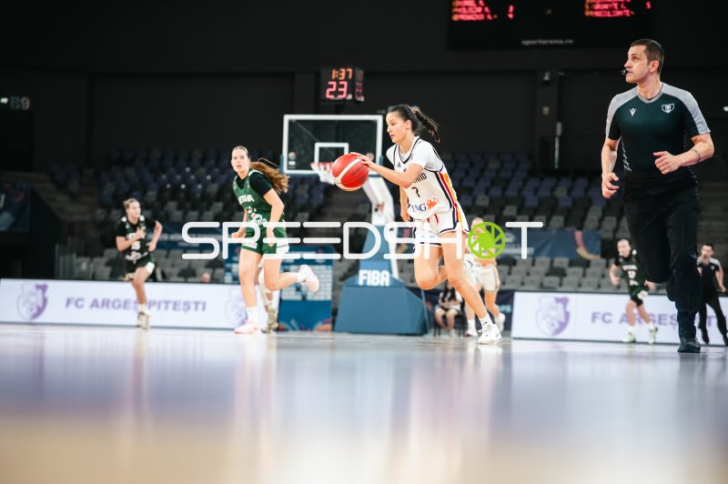 Lana Förster (#7; Team Deutschland u16w) mit Ball im Fastbreak