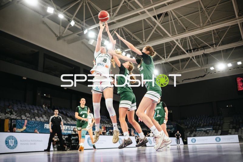 Nele Prowaznik (#18; Team Deutschland u16w) im Zweikampf gegen Liepa Gelzinyte (#5; Lithuania)