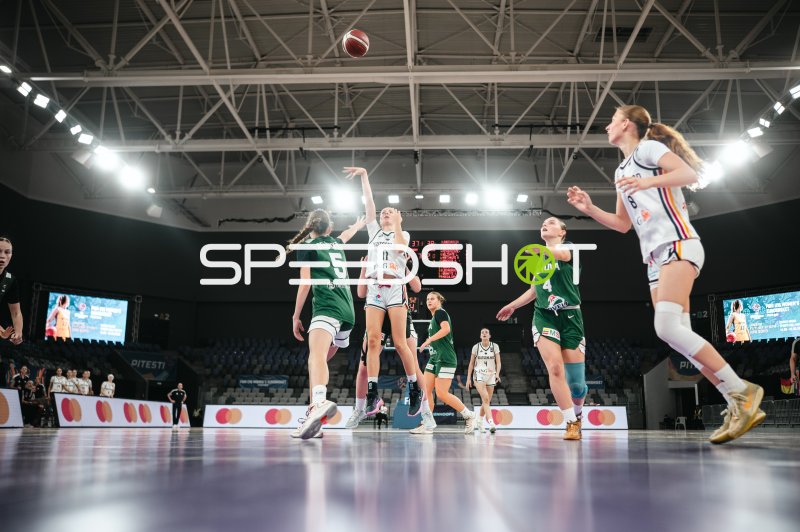 Jamie Zentgraf (#11; Team Deutschland u16w) beim Wurf gegen Litauen