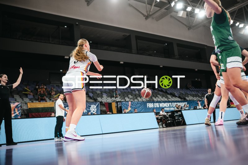 Team Deutschland u16w beim Einwurf gegen Litauen in Pitesti