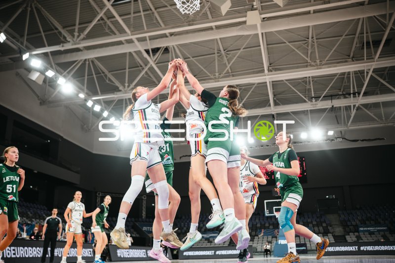 Urte Gureviciute (#2; Lithuania) im Rebound-Duell gegen Team Deutschland u16w