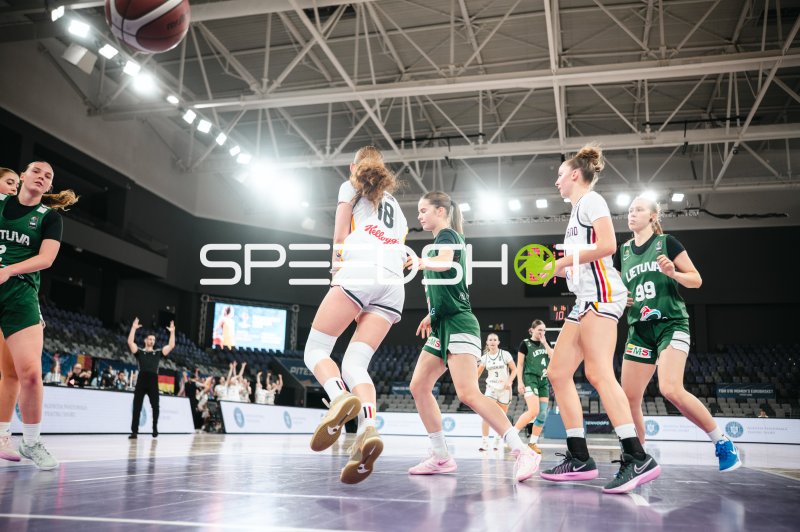 Nele Prowaznik (#18; Team Deutschland u16w) im Angriff gegen Litauen