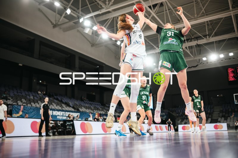 Nele Prowaznik (#18; Team Deutschland u16w) im Zweikampf mit Kristale Saunoriute (#31; Lithuania)