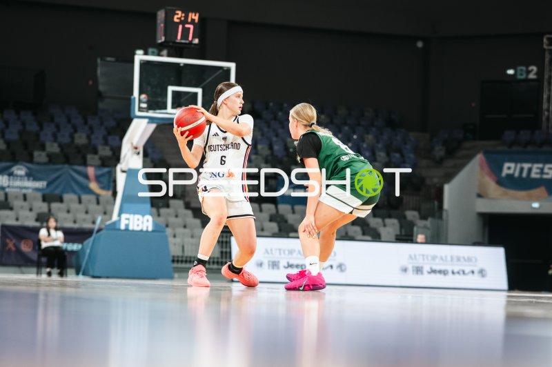 Emilia Atsur (#6; Team Deutschland u16w) im Zweikampf gegen Litauen