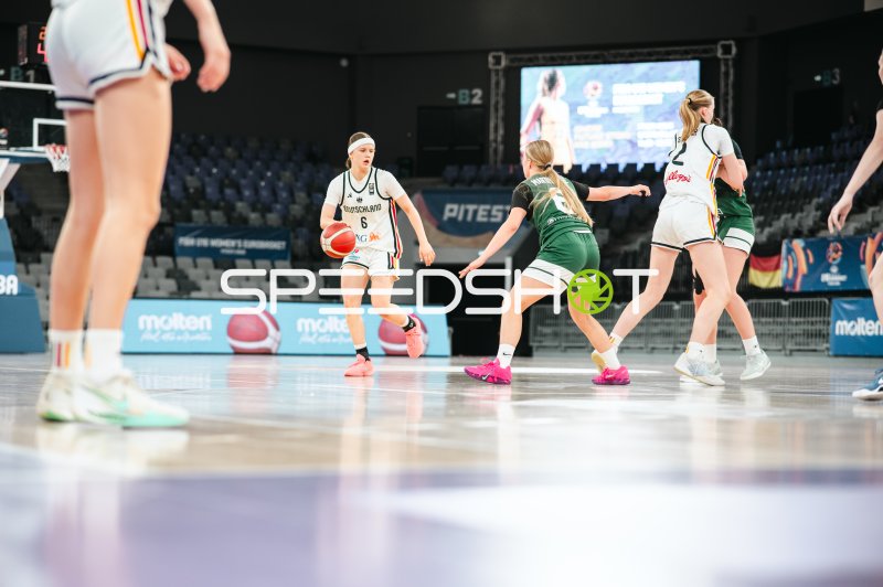 Emilia Atsur (#6; Team Deutschland u16w) dribbelt gegen Litauen