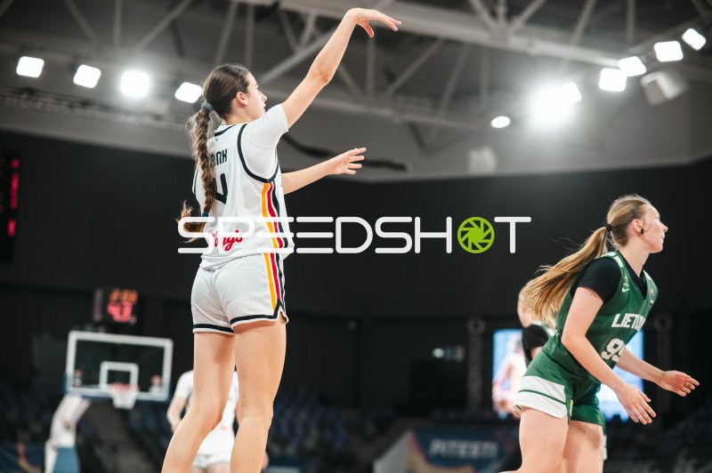 Clara Rink (#4; Team Deutschland u16w) beim Wurfversuch gegen Litauen