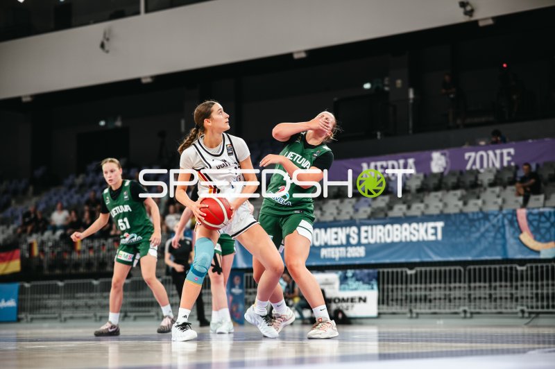 Team Deutschland u16w im Zweikampf gegen Litauen beim Women's Eurobasket