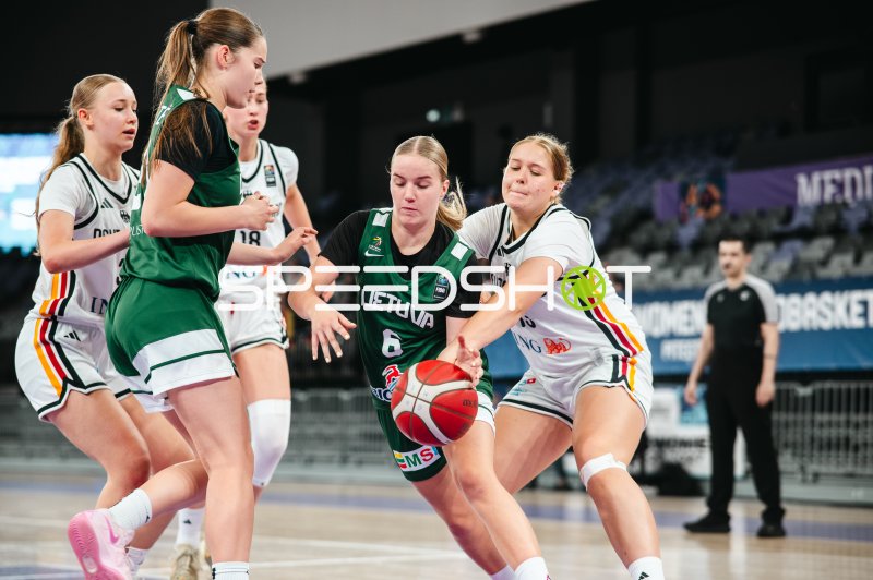 Auguste Martinkute (#6; Lithuania) im Zweikampf gegen Team Deutschland u16w