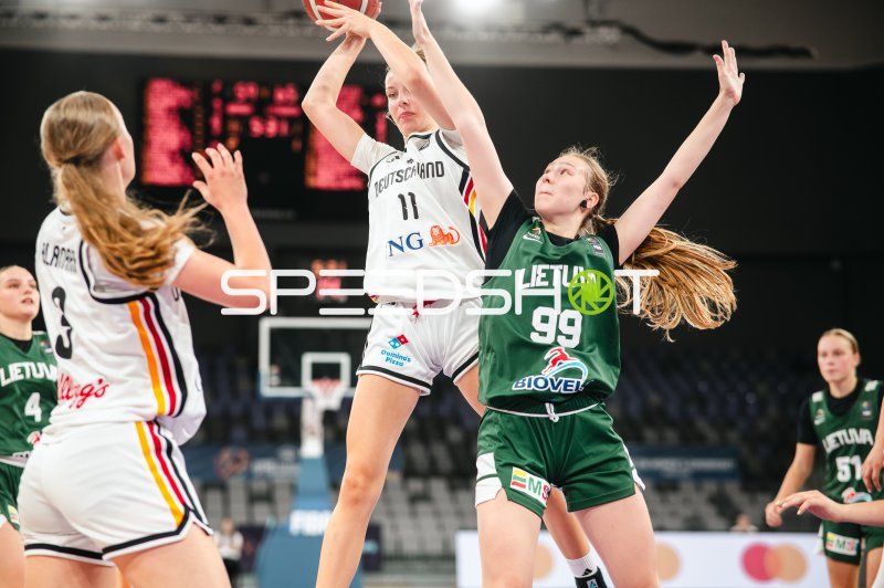 Jamie Zentgraf (#11; Team Deutschland u16w) beim Wurfversuch gegen Adrija Masiulionyte (#99; Lithuania)