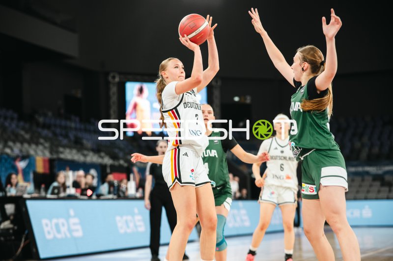 Team Deutschland u16w beim Wurfversuch gegen Litauen in Pitesti