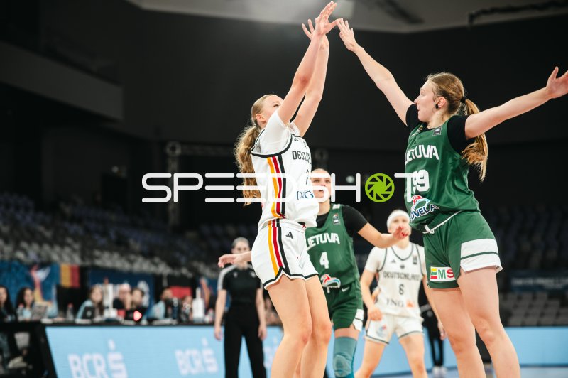 Adrija Masiulionyte (#99; Lithuania) blockt Wurfversuch von Team Deutschland u16w