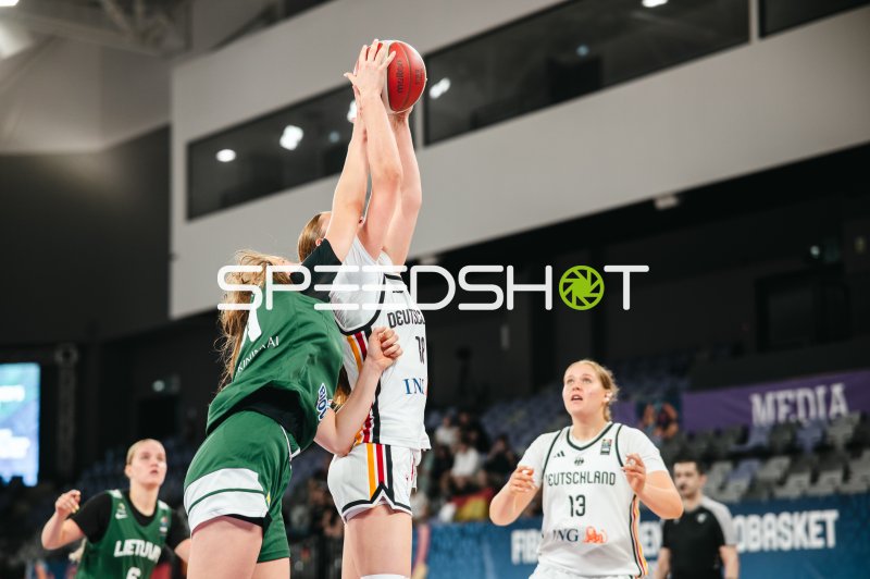Nele Prowaznik (#18; Team Deutschland u16w 2026) im Zweikampf um den Ball