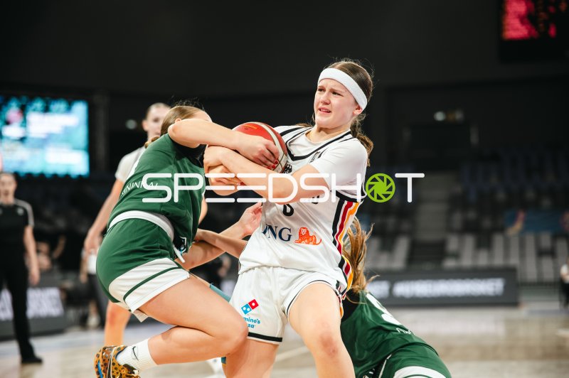 Emilia Atsur (#6; Team Deutschland u16w) im Zweikampf gegen Litauen