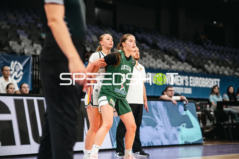 Kristale Saunoriute (#31; Lithuania) im Zweikampf gegen Team Deutschland u16w