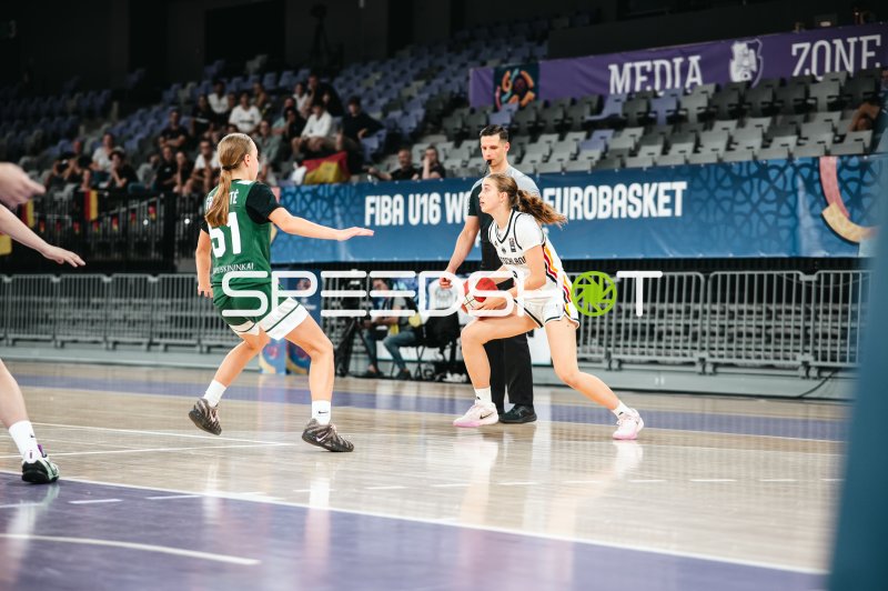 Kotryna Grunkyte (#51; Lithuania) im Zweikampf gegen Deutschland u16w