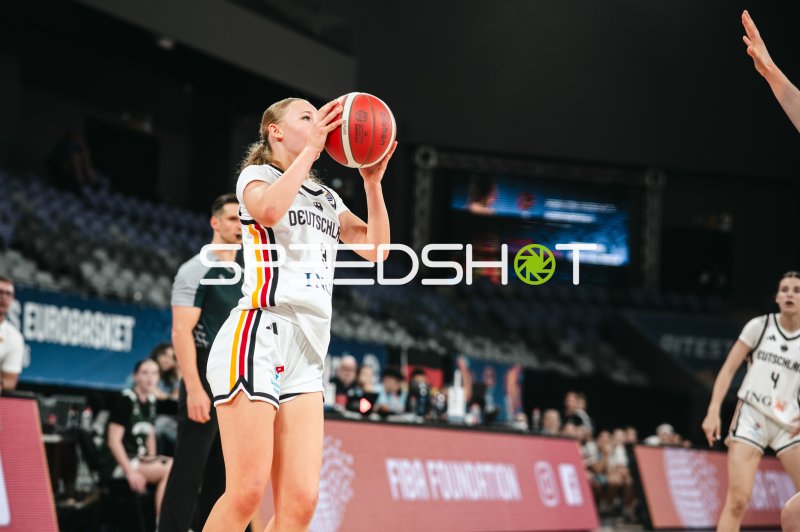 Matilda Blanarik (#3; Team Deutschland u16w 2026) beim Wurfversuch