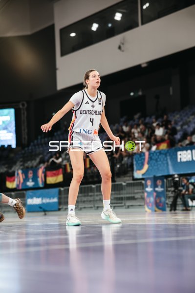 Clara Rink (#4; Team Deutschland u16w 2026) in Defensivstellung
