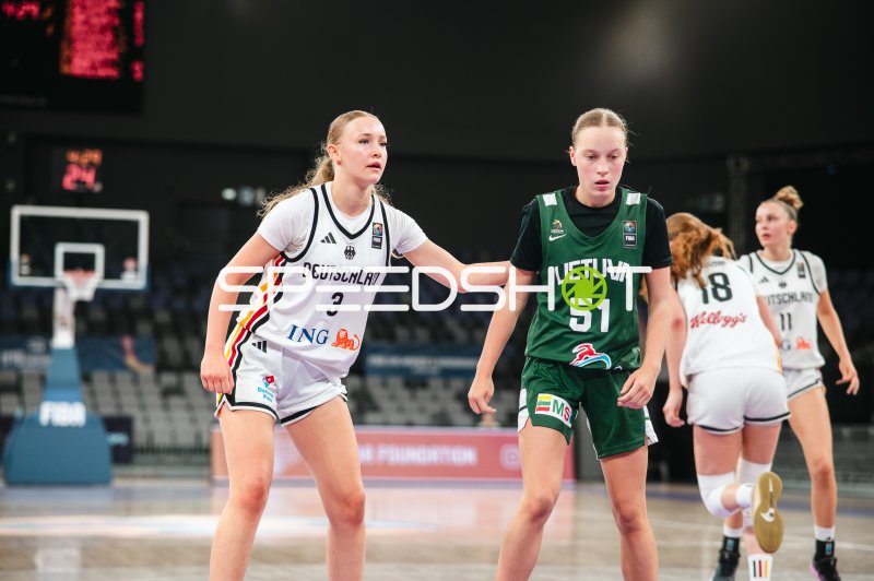 Matilda Blanarik (#3; Team Deutschland u16w) im Duell mit Kotryna Grunkyte (#51; Lithuania)