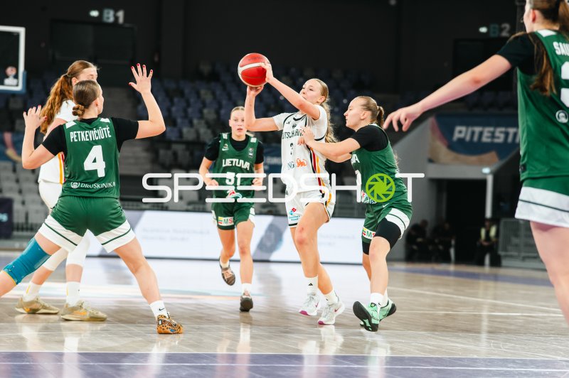 Matilda Blanarik (#3; Team Deutschland u16w) im Angriff gegen Litauen