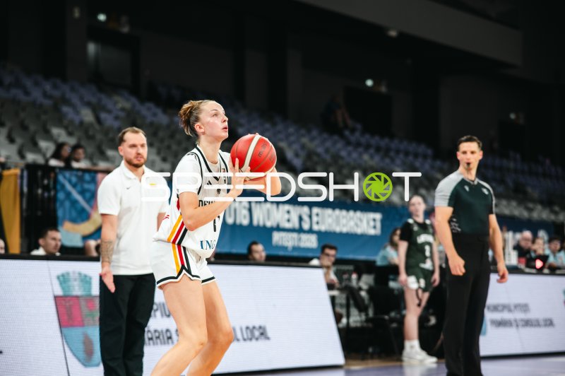 Team Deutschland u16w beim Freiwurf gegen Litauen