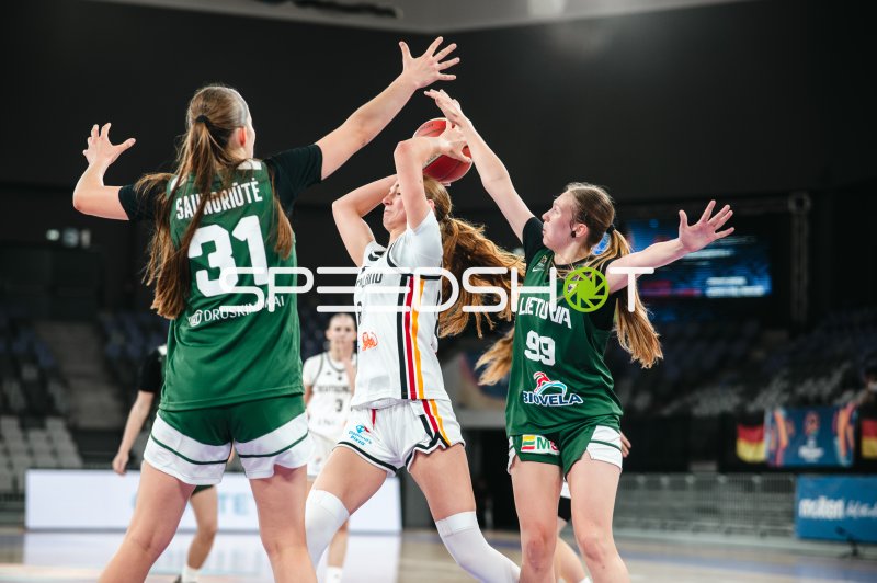 Kristale Saunoriute (#31; Lithuania) und Adrija Masiulionyte (#99; Lithuania) blocken Deutschland-Spielerin