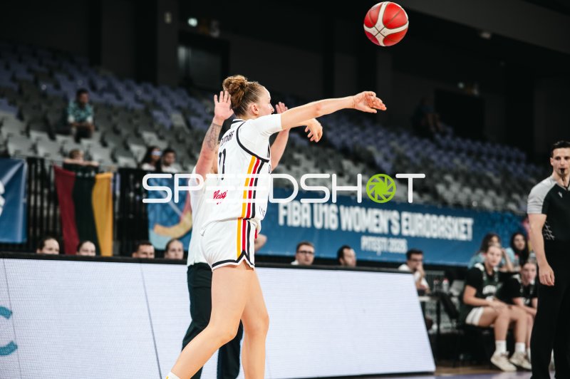 Jamie Zentgraf (#11; Team Deutschland u16w 2026) beim Wurfversuch