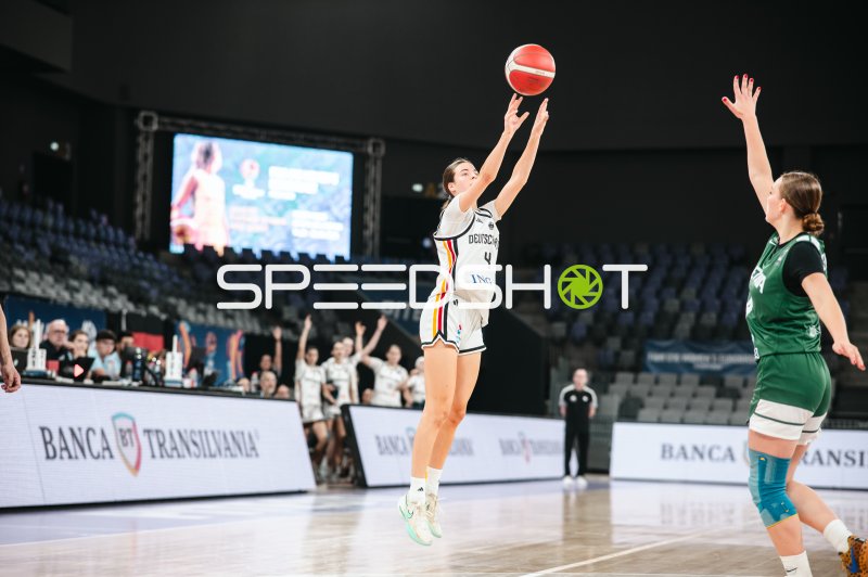 Clara Rink (#4; Team Deutschland u16w 2026) beim Sprungwurf gegen Litauen