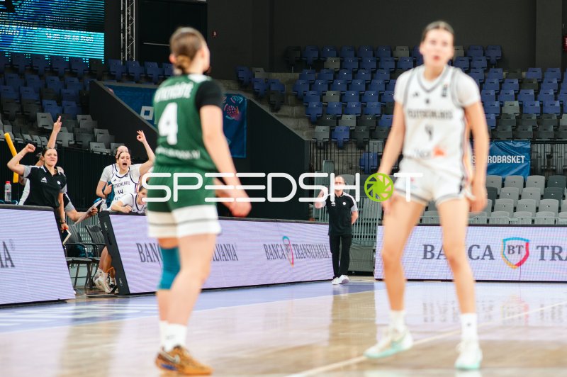 Toma Petkeviciute (#4; Lithuania) und Deutschland u16w im Spielmoment
