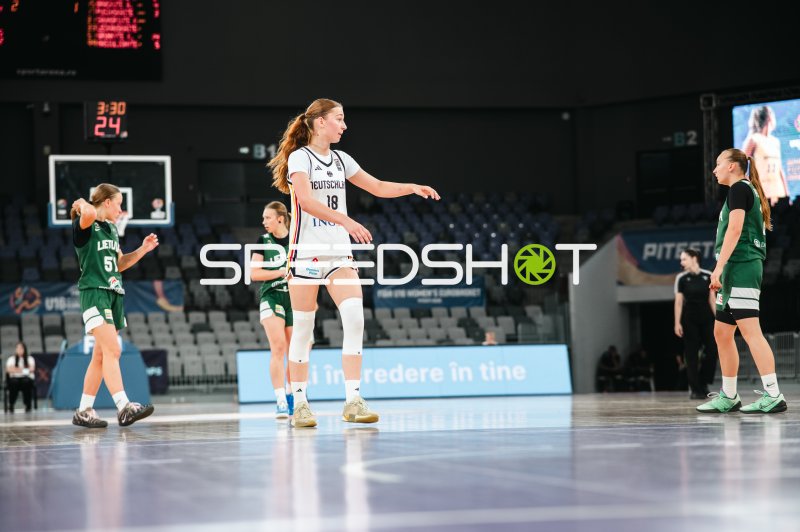 Nele Prowaznik (#18; Team Deutschland u16w) dirigiert im Spielaufbau