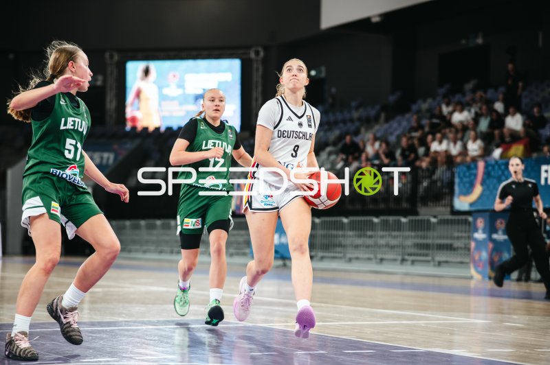 Ella Schrader (#9; Team Deutschland u16w) beim Korbleger-Angriff