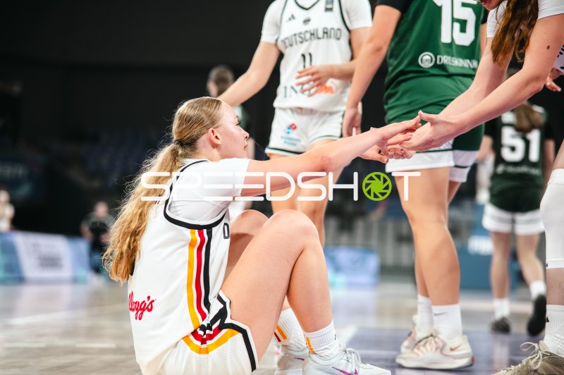 Spielerin von Team Deutschland u16w wird nach Sturz aufgeholfen