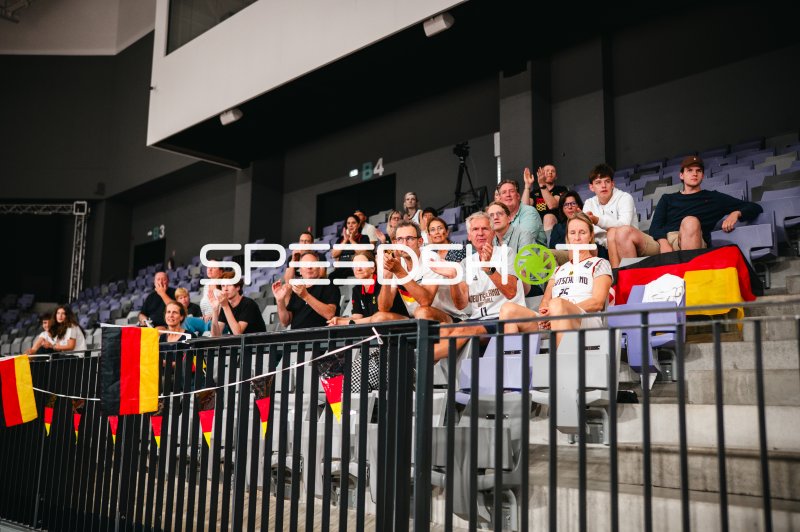 Deutschland-Fans feuern ihr Team in der Pitesti Arena an