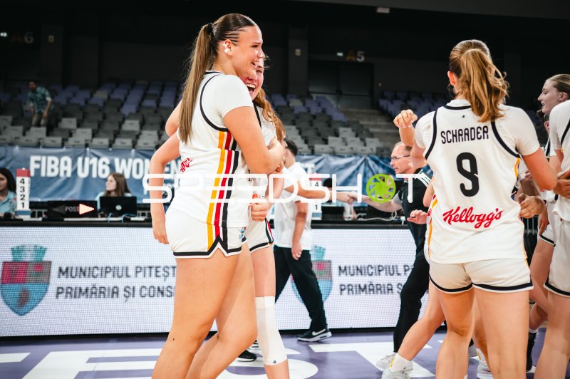 Ella Schrader (#9; Team Deutschland u16w) jubelt mit Teamkolleginnen