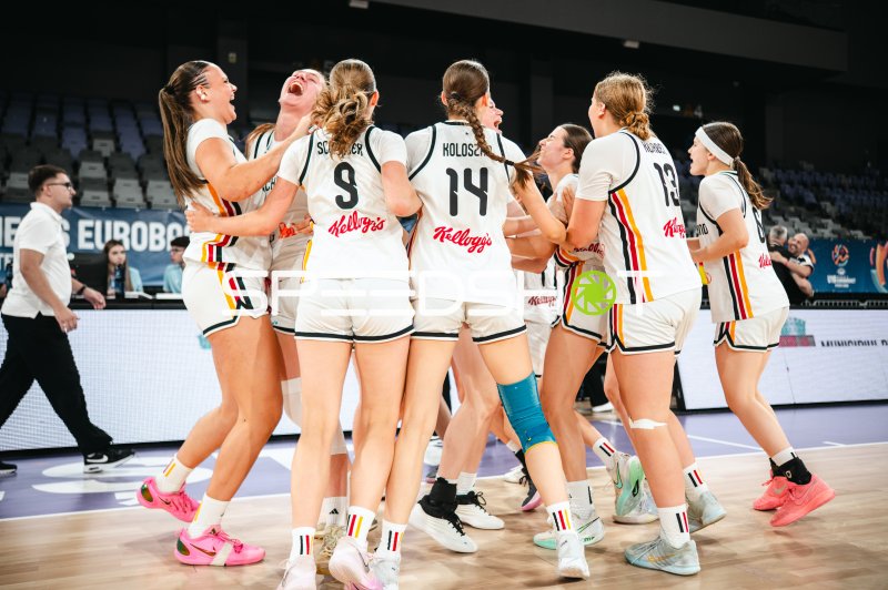 Team Deutschland u16w jubelt nach Sieg in der Pitesti Arena