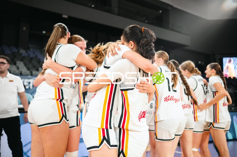 Team Deutschland u16w umarmt sich nach dem Spiel in Pitesti