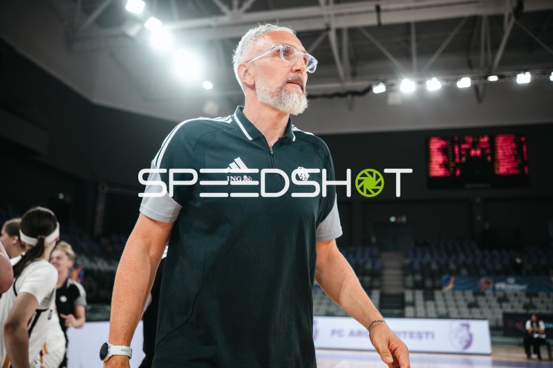 Trainer Team Deutschland u16w an der Seitenlinie in Pitesti