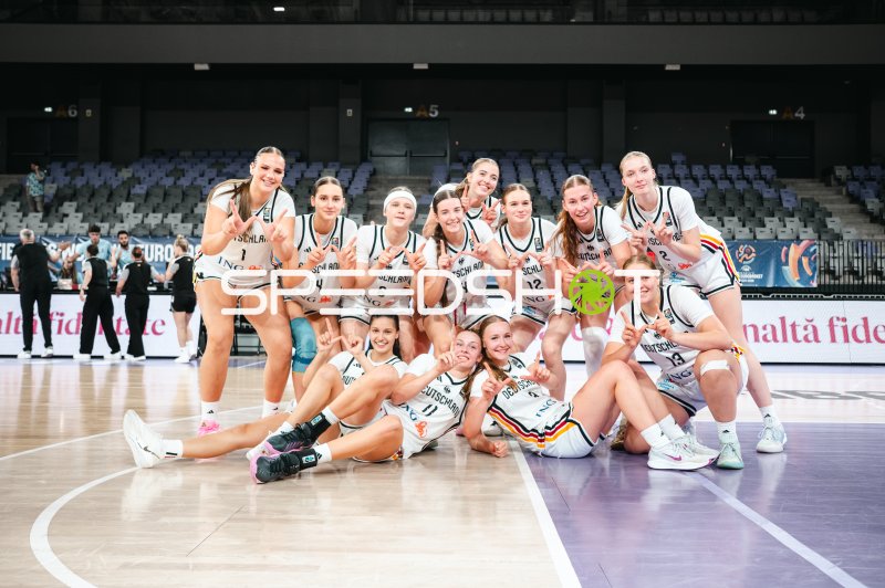 Nele Prowaznik (#18; Team Deutschland u16w 2026) beim Mannschaftsfoto in Pitesti