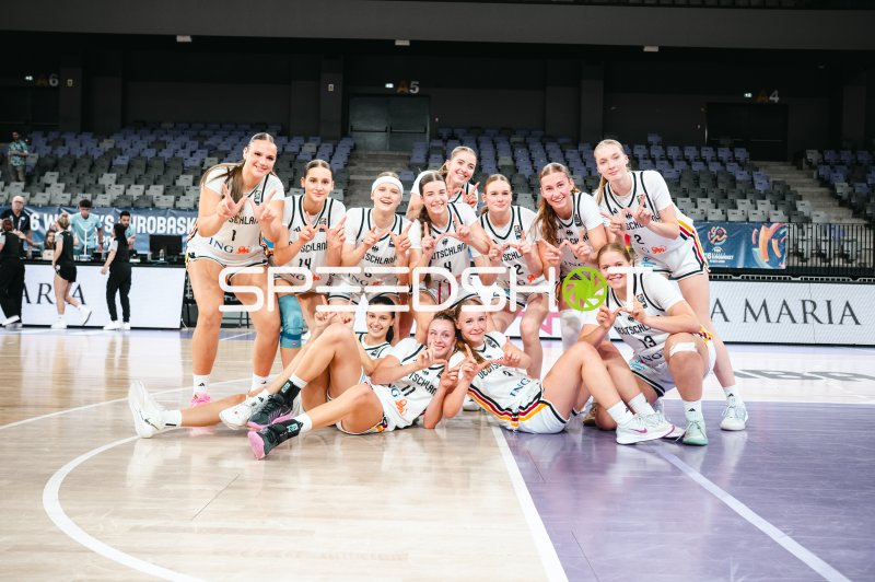 Nele Prowaznik (#18; Team Deutschland u16w 2026) beim Mannschaftsfoto in Pitesti