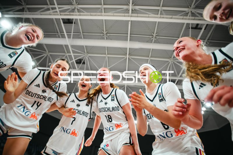 Mia Melissa Koloszar (#14) und Nele Prowaznik (#18; Team Deutschland u16w) im Jubel-Huddle