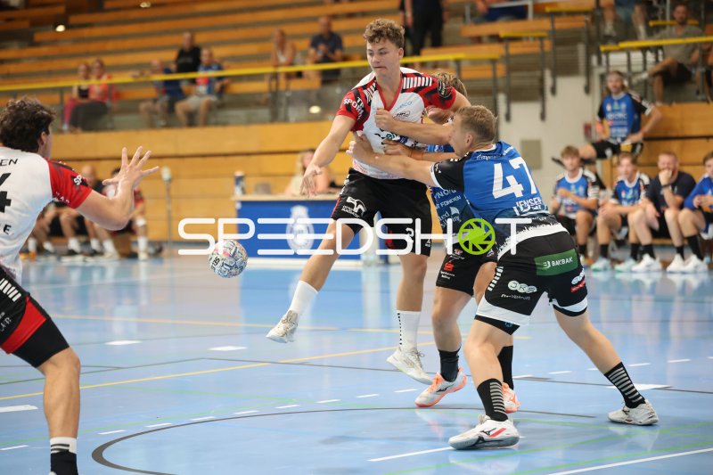 Ludvig Fagrenius (#21; HK Malmö) im Zweikampf gegen Nickolei Jensen (#47; Skive fH)