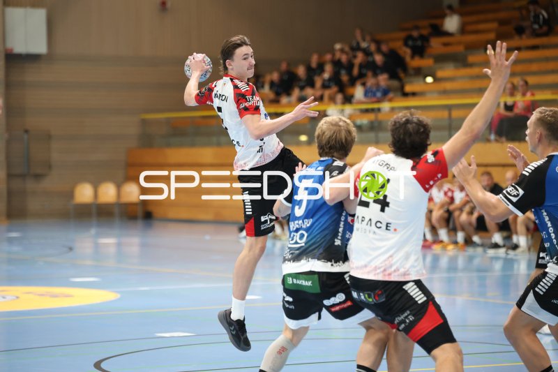 Malte Mansson (#9; HK Malmö) beim Wurfversuch