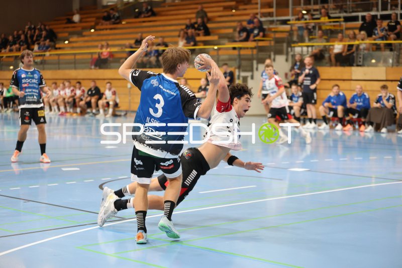 Victor Ilsøe (#3; Skive fH) blockt Wurf eines HK-Malmö-Spielers