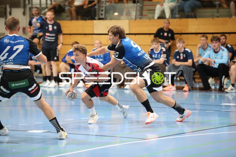 HK Malmö im Zweikampf gegen Skive fH in der Hansehalle
