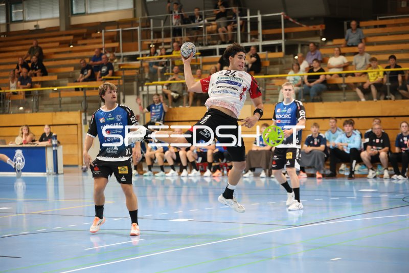 Hampus Nygren (#24; HK Malmö) beim Sprungwurf gegen Skive fH