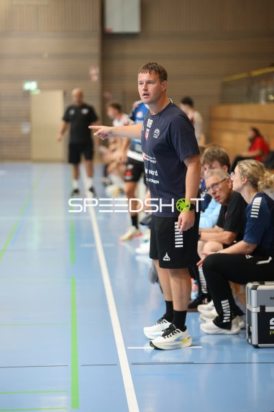 Benjamin Batsberg (Trainer; Skive fH) gibt Anweisungen von der Seitenlinie